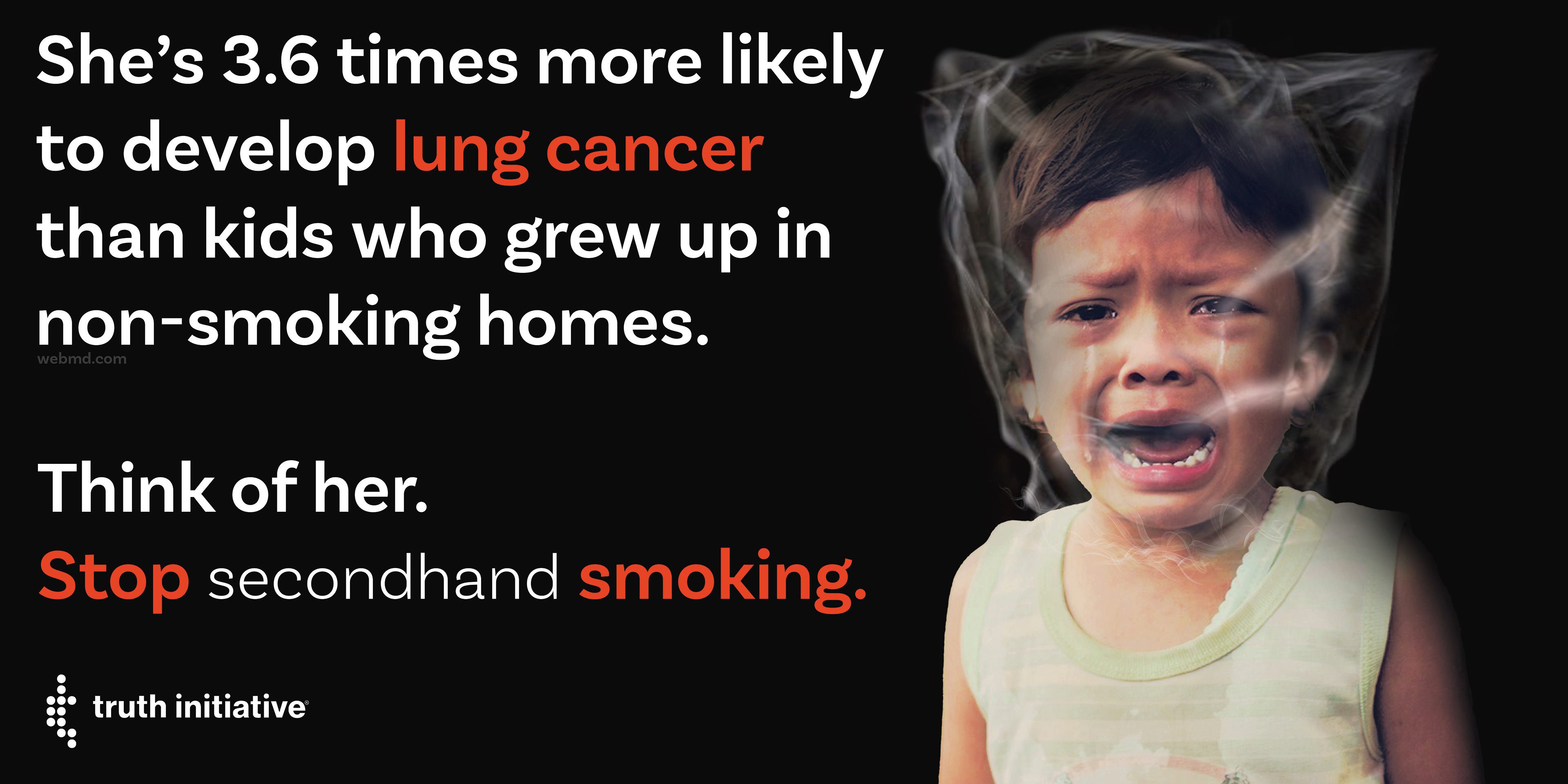 Eksterstrategie gesymboliseerd door klein meisje met een verstikkende plastic zak over haar hoofd dat staat voor het verstikkende effect van het onvrijwillig meeroken met anderen.